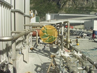 Cryogenic cold box and piping installation at a gas processing facility