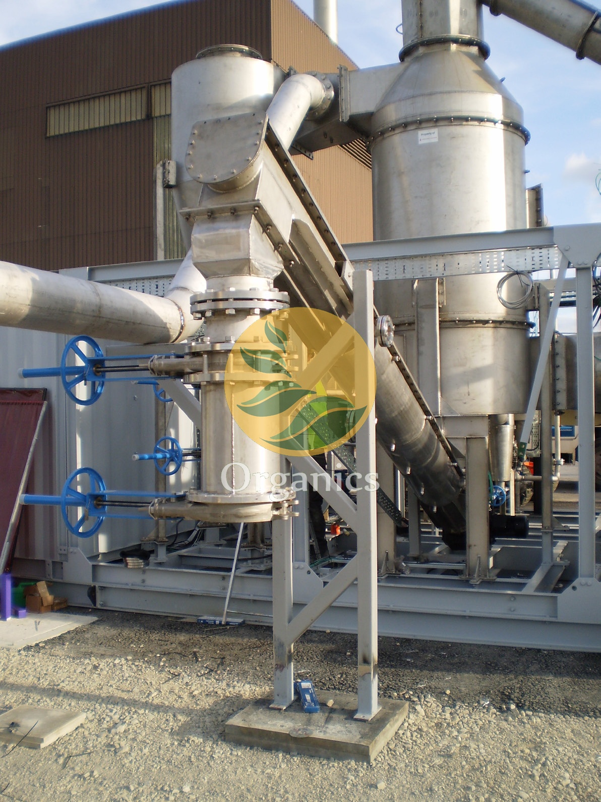 Pyrolysis plant processing gas cleanup equipment on-site
